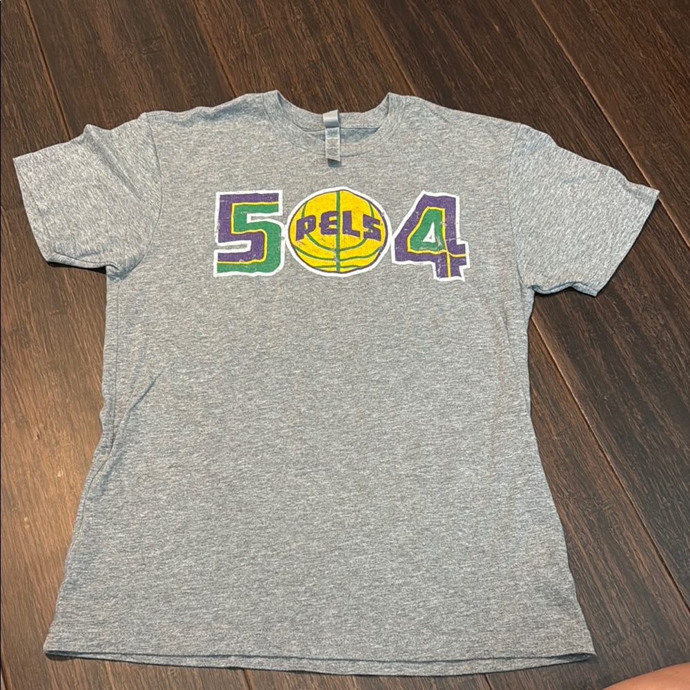 Gray Graphic PELICANS T-Shirt with 504 basketball Design